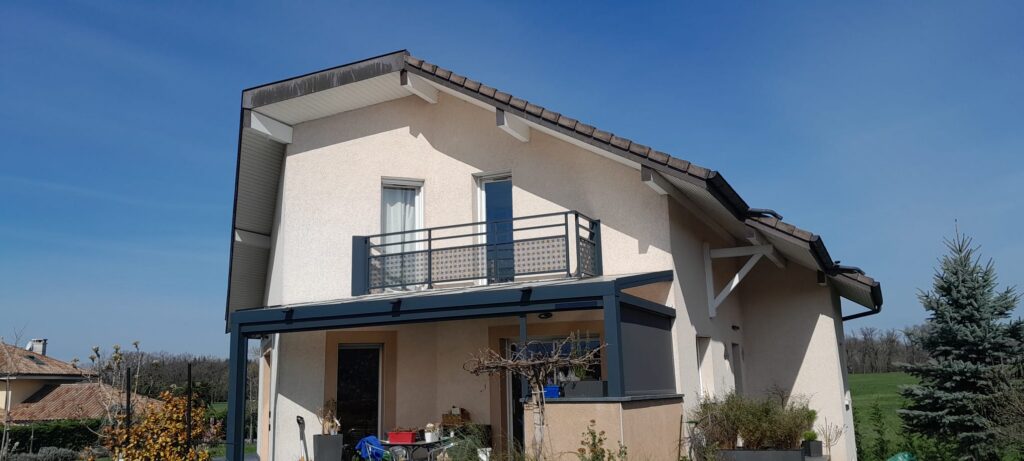 Garde-corps aluminium Kostum installé à Divonnes-les-Bains