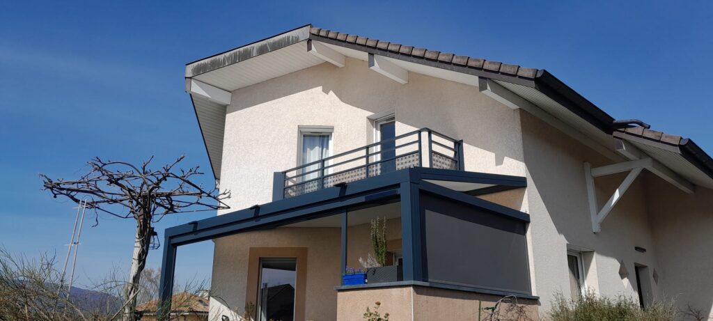 Façade modernisée avec garde-corps aluminium dans l'Ain