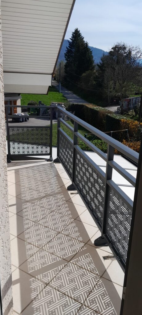 Garde-corps aluminium Kostum installé à Divonnes-les-Bains