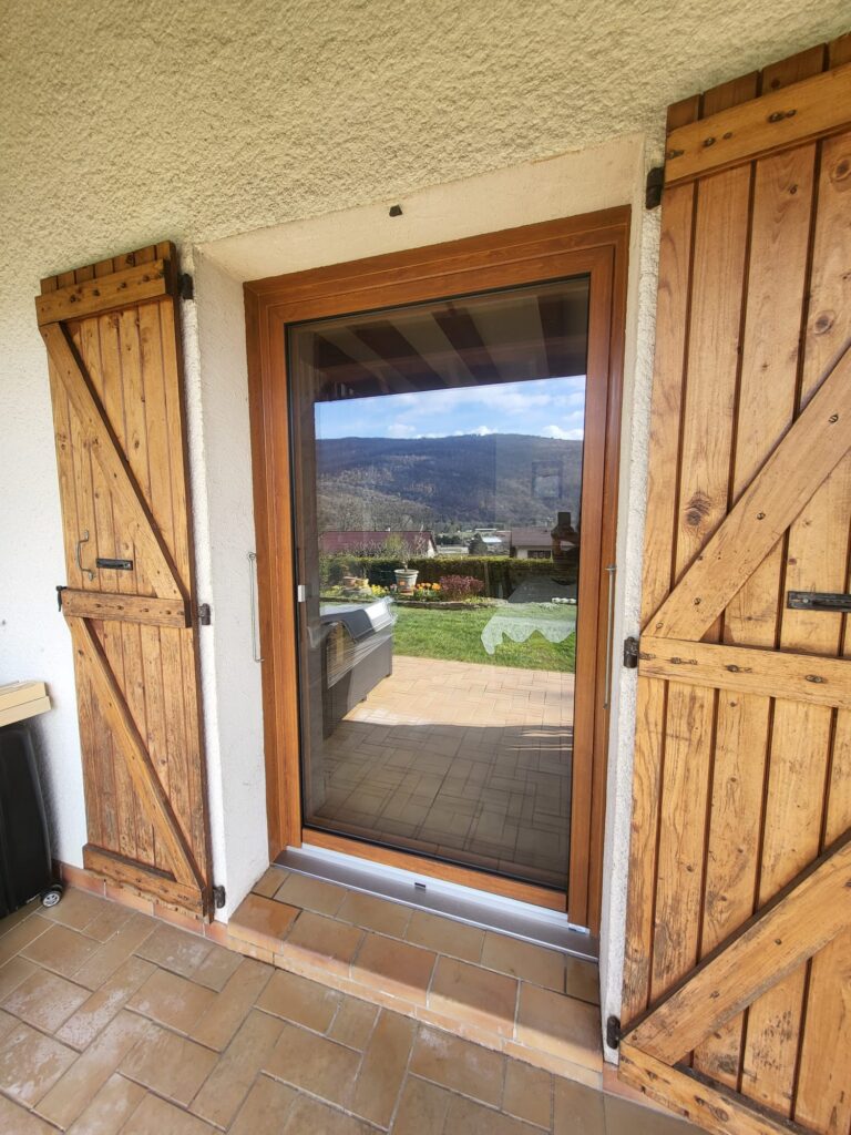 Porte fenêtre aluminium à galandage à Lavancia-Epercy (01)